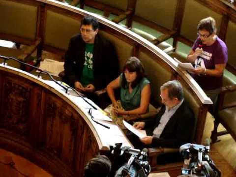 PLENO MUNICIPAL DE SEPTIEMBRE DE 2014: LEÓN DE LA RIVA BLINDA EL AYUNTAMIENTO CON NUEVAS GENERACIONES Y POLICÍAS QUE REQUISAN SUJETADORES ANTES DEL PLENO